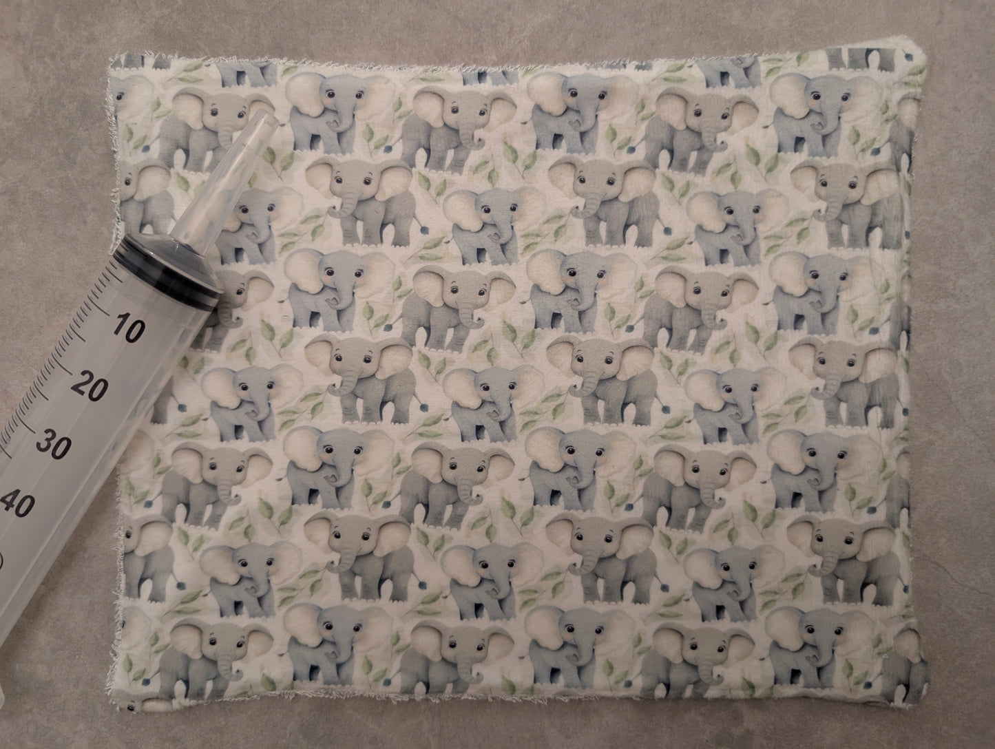 Baby Elephant Med mat