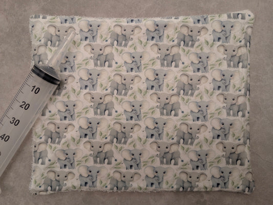 Baby Elephant  Med mat